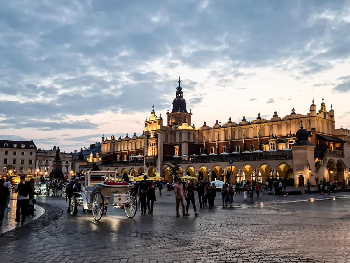Hotel H12**** Cracovie Extérieur photo
